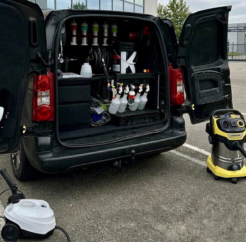 Équipement professionnel Presta Clean Auto — véhicule utilitaire équipé sur parking entreprise