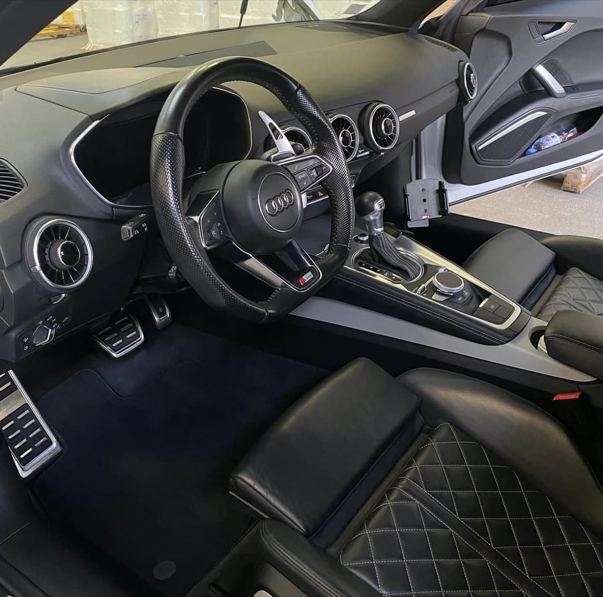 Mauvaises odeurs en voiture : diagnostic par type et solutions efficaces