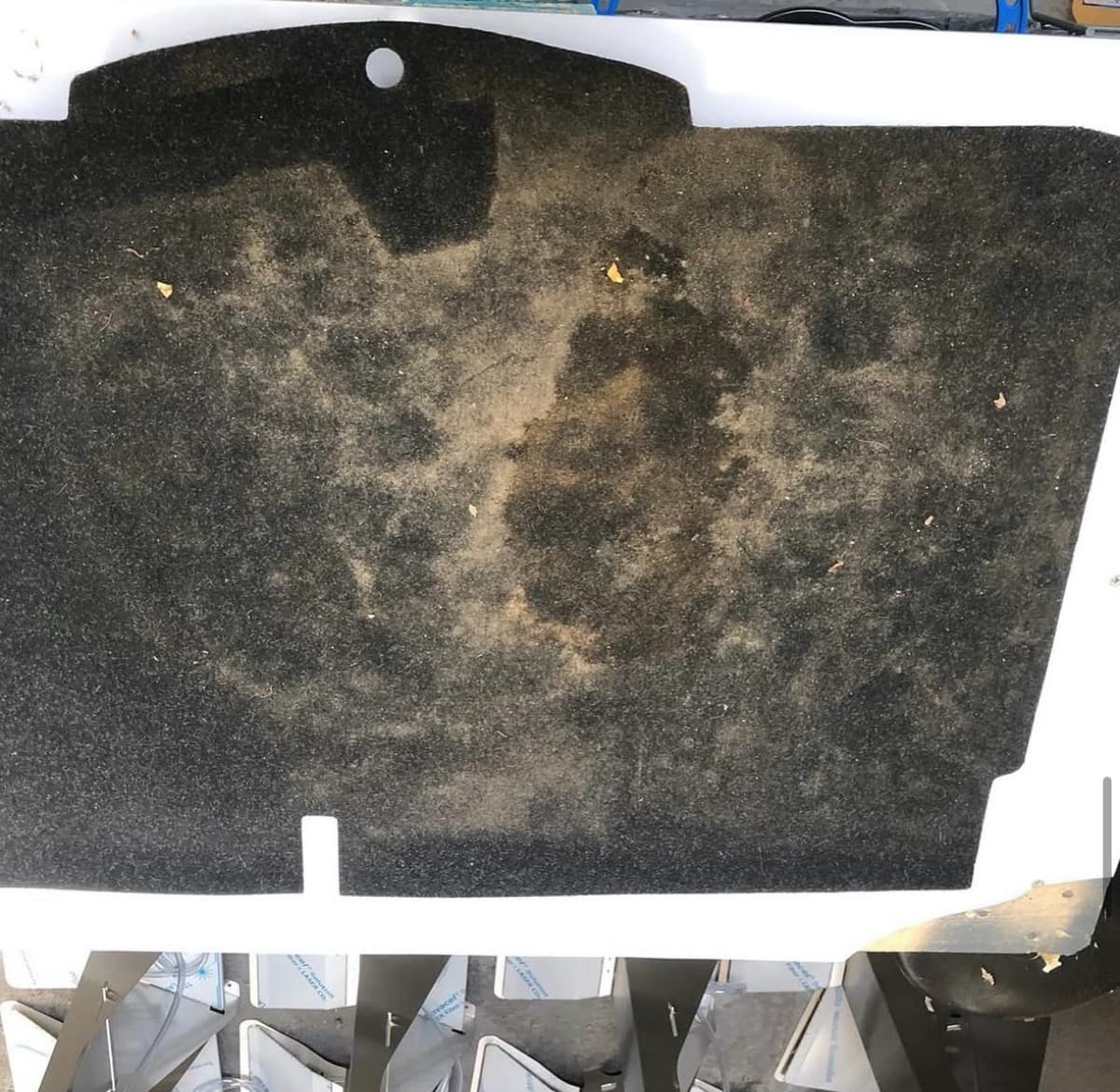 Moquette de coffre détachée à France — Avant