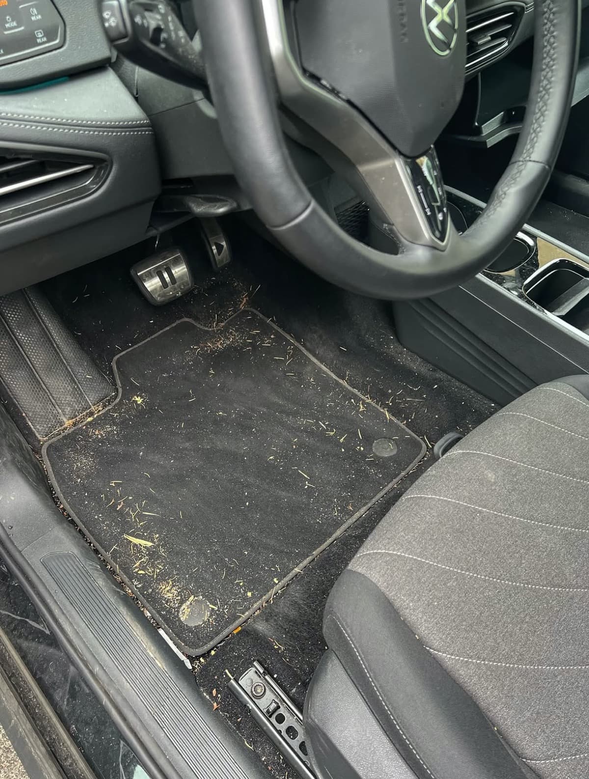 Moquette conducteur détachée à France — Avant