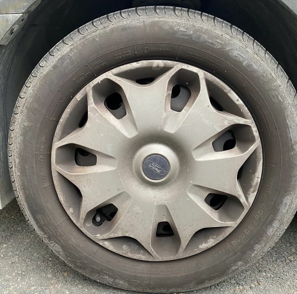 Enjoliveurs nettoyés à France — Avant