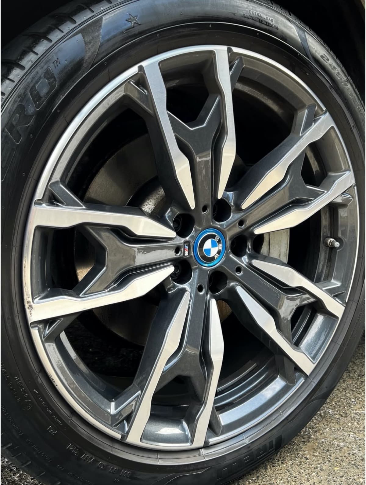 Jantes nettoyées en détail à France — Après