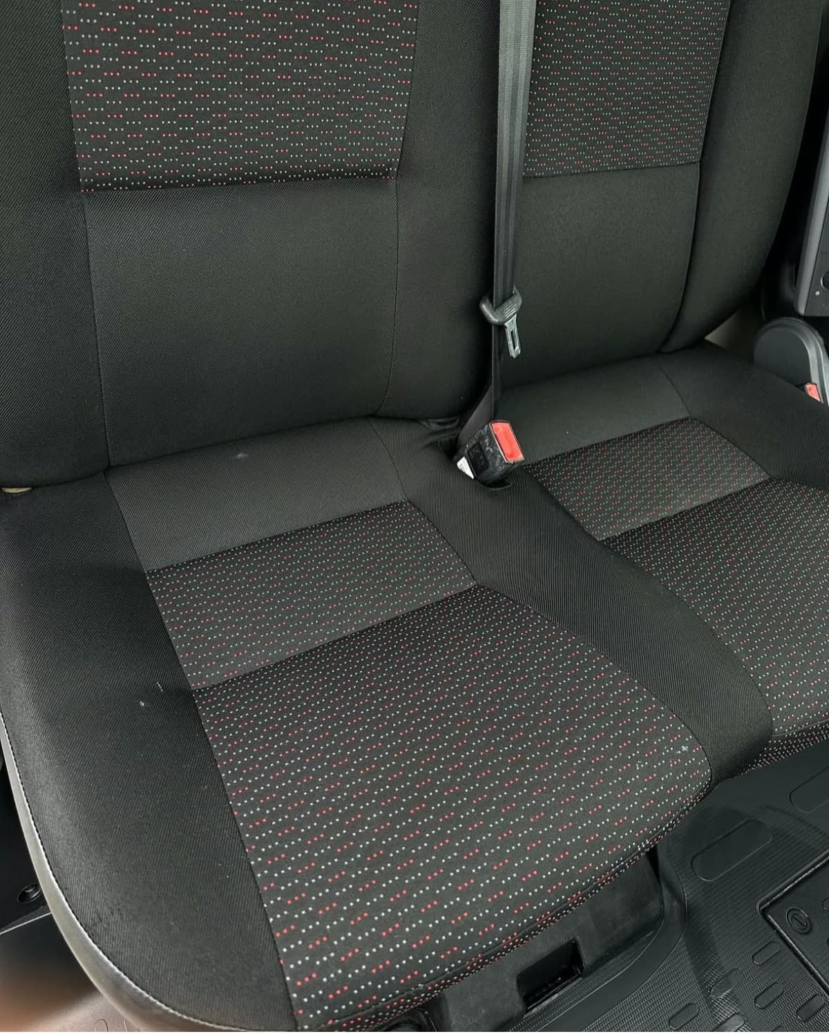 Banquette arrière nettoyée à France — Après