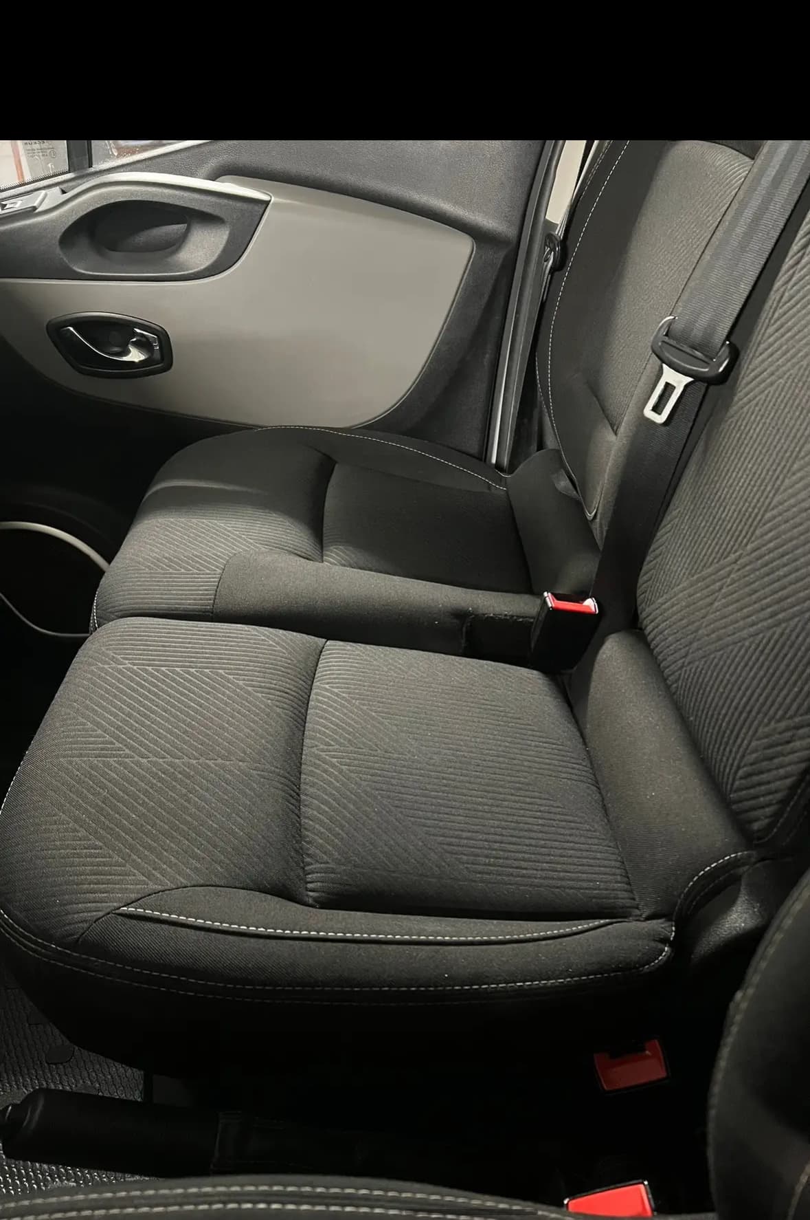 Shampoing siège utilitaire Renault Trafic à Mondeville à Caen — Après