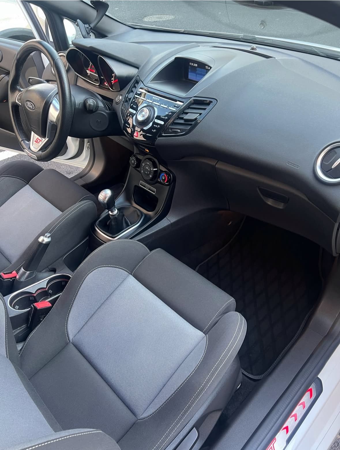 Nettoyage intérieur Ford Fiesta ST à Villeneuve-d'Ascq à Lille — Après