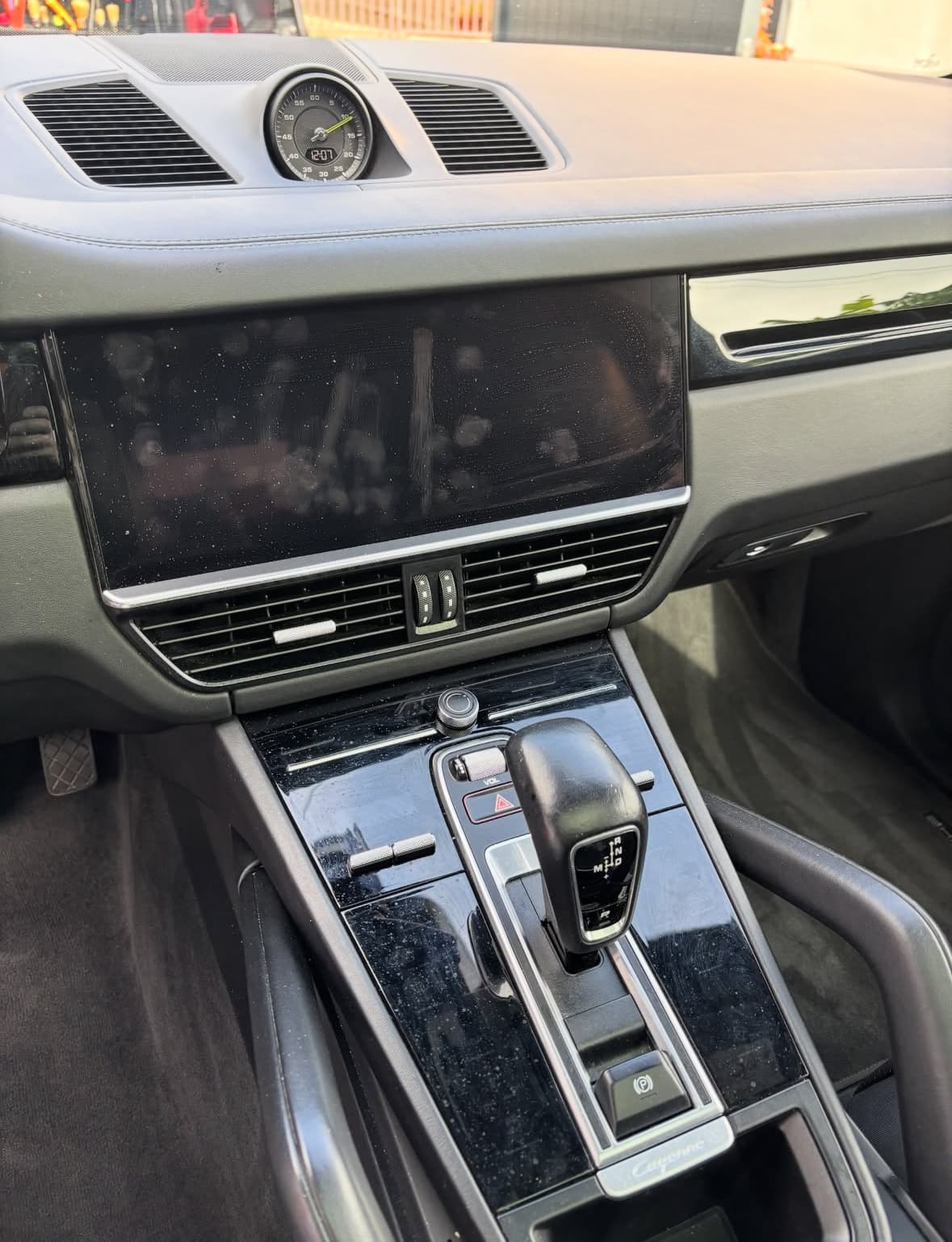 Nettoyage console Porsche Cayenne à Écully à Lyon — Avant