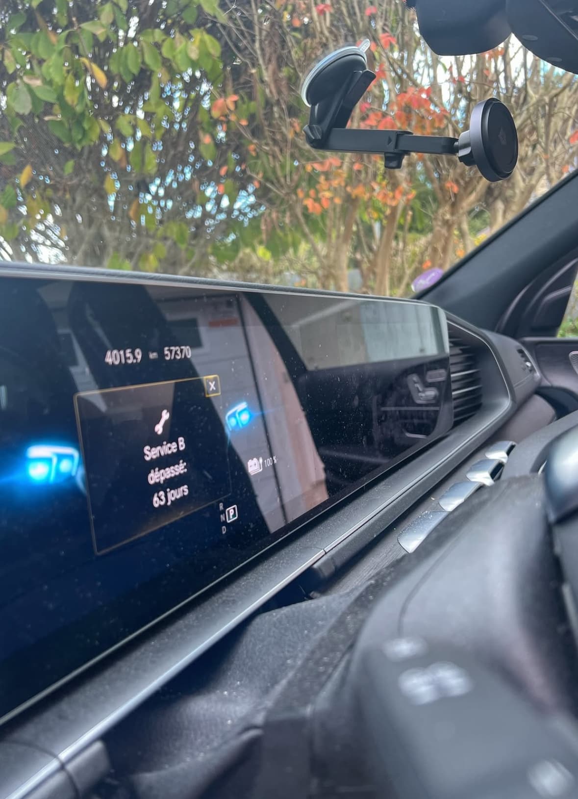 Nettoyage tableau de bord Mercedes GLE à La Ciotat à Marseille — Avant