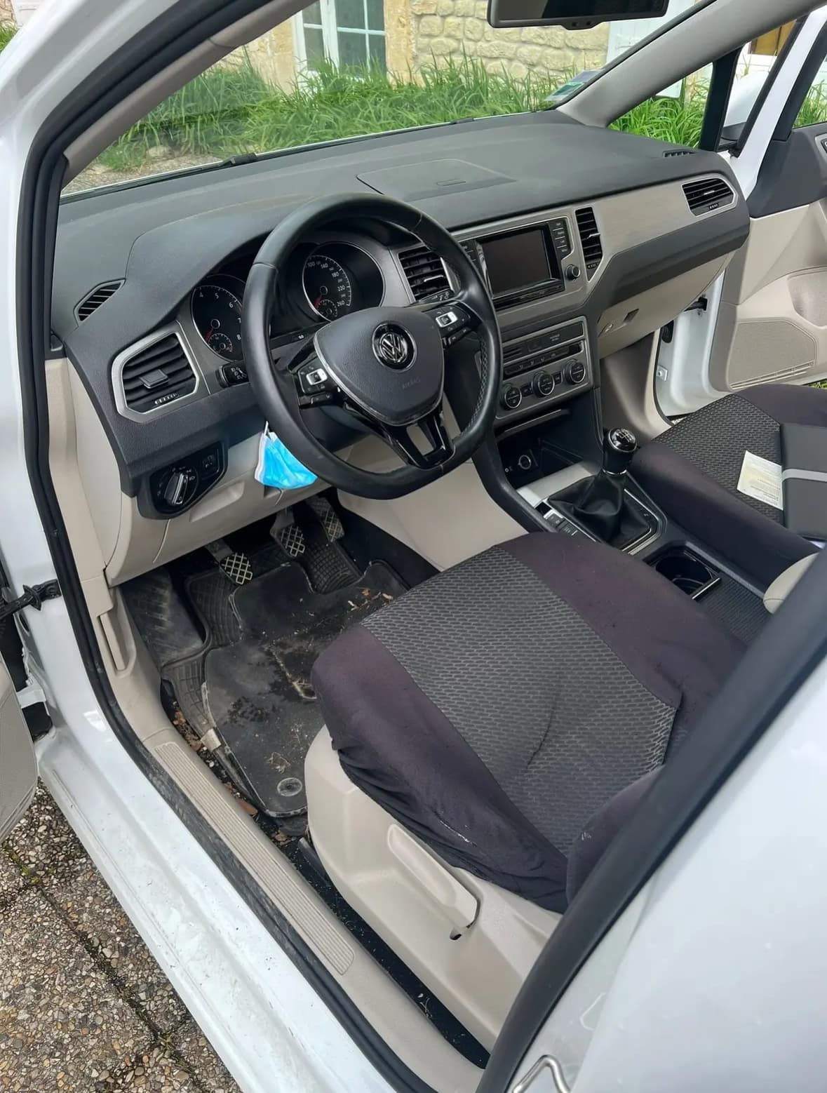 Nettoyage intérieur VW Golf Sportsvan à Cagnes-sur-Mer à Nice — Avant