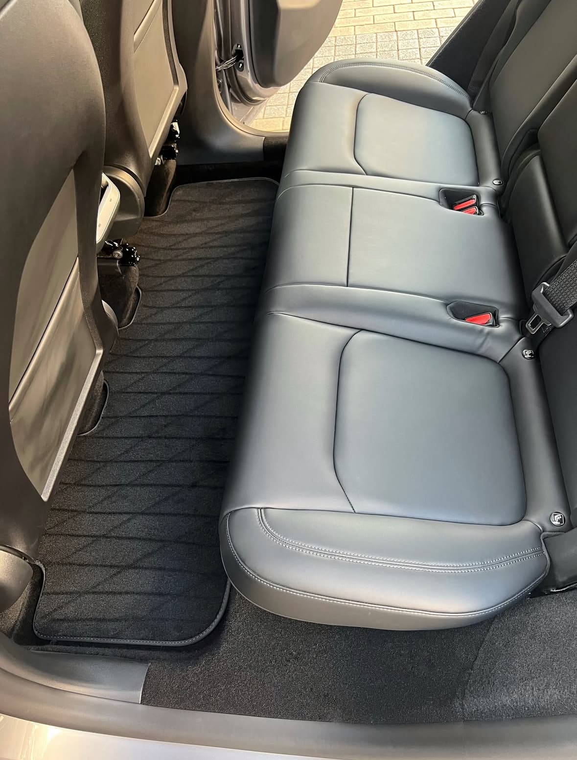 Nettoyage banquette Tesla Model 3 à Canet-en-Roussillon à Perpignan — Après