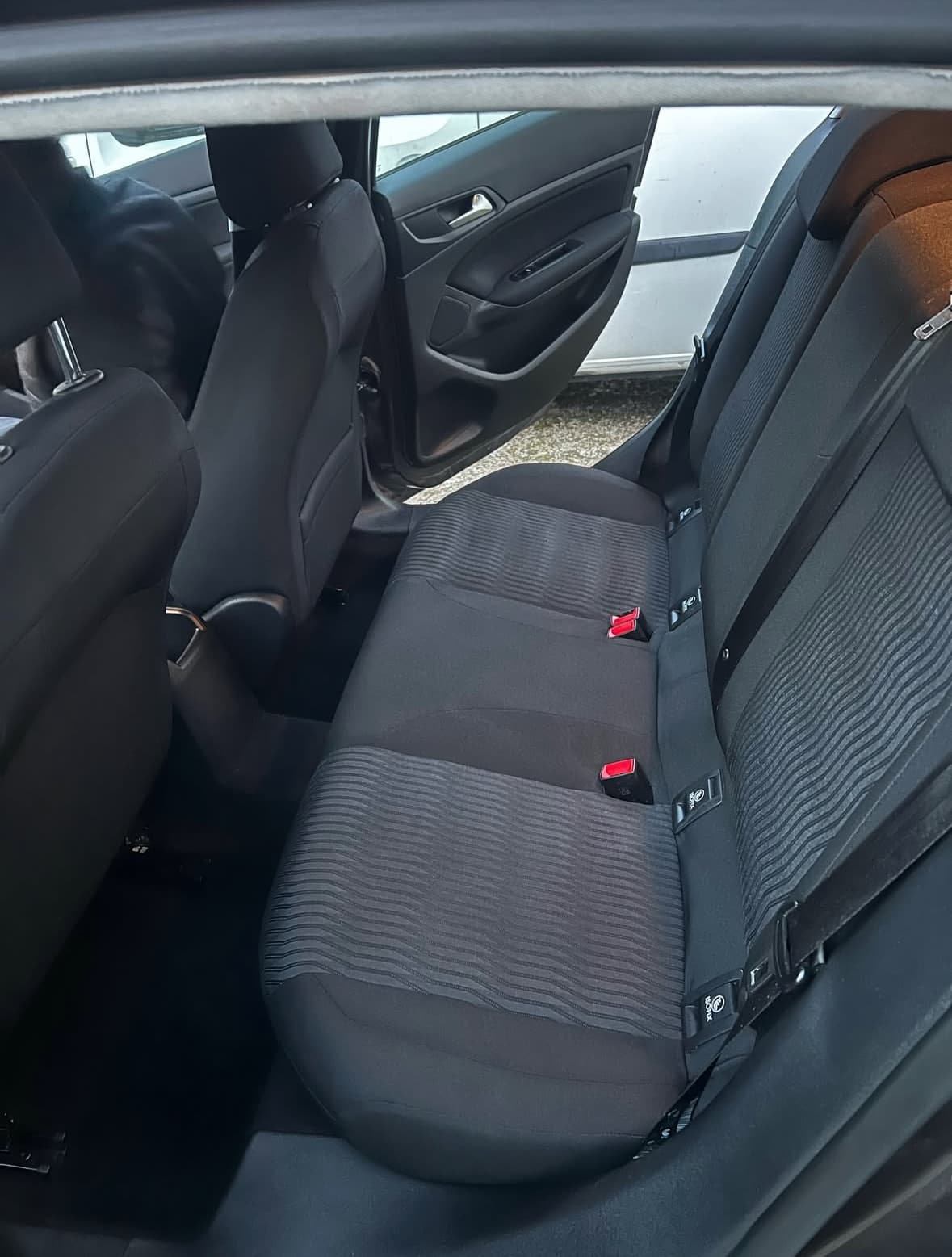 Shampoing banquette arrière Peugeot 308 à Bruz à Rennes — Après