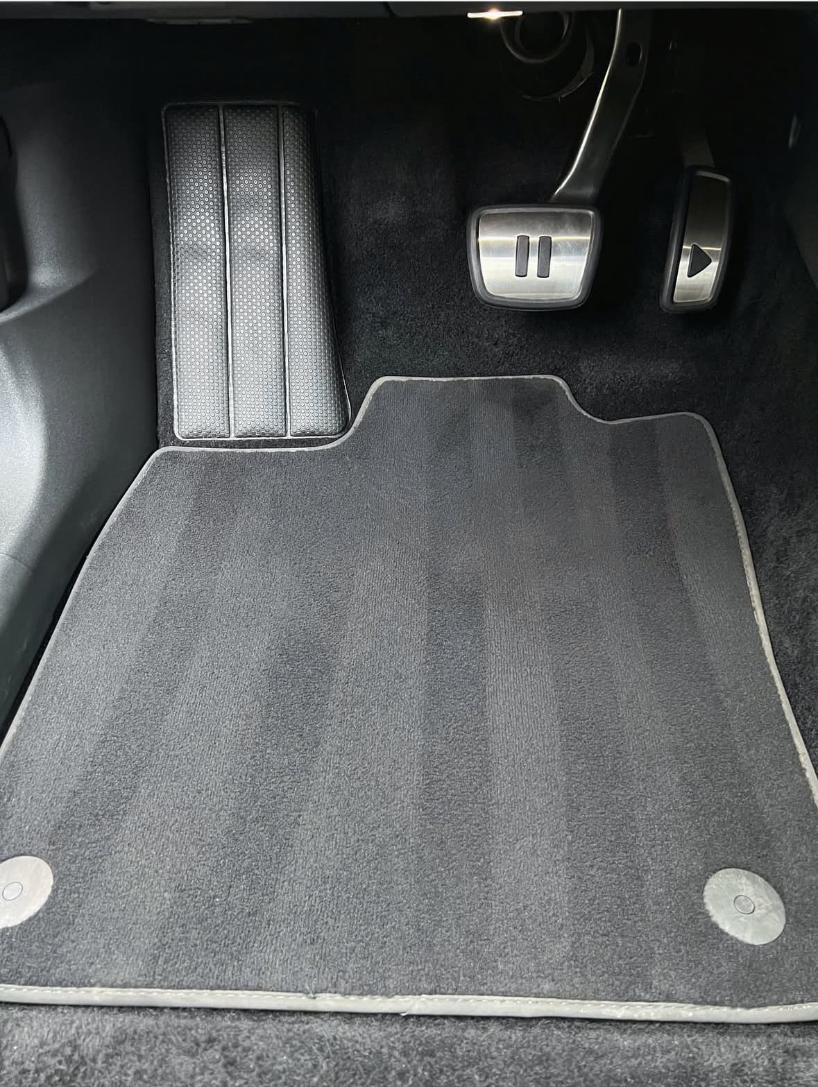 Nettoyage tapis de sol conducteur à Pacé à Rennes — Après