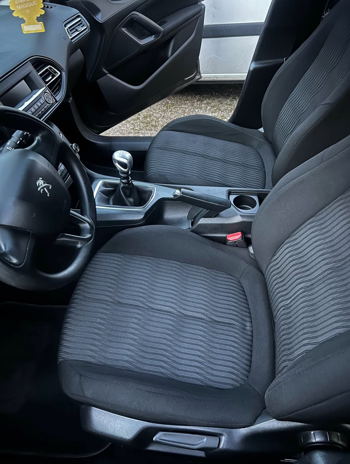 Nettoyage intérieur complet Peugeot 308 à Blagnac à Toulouse — Après