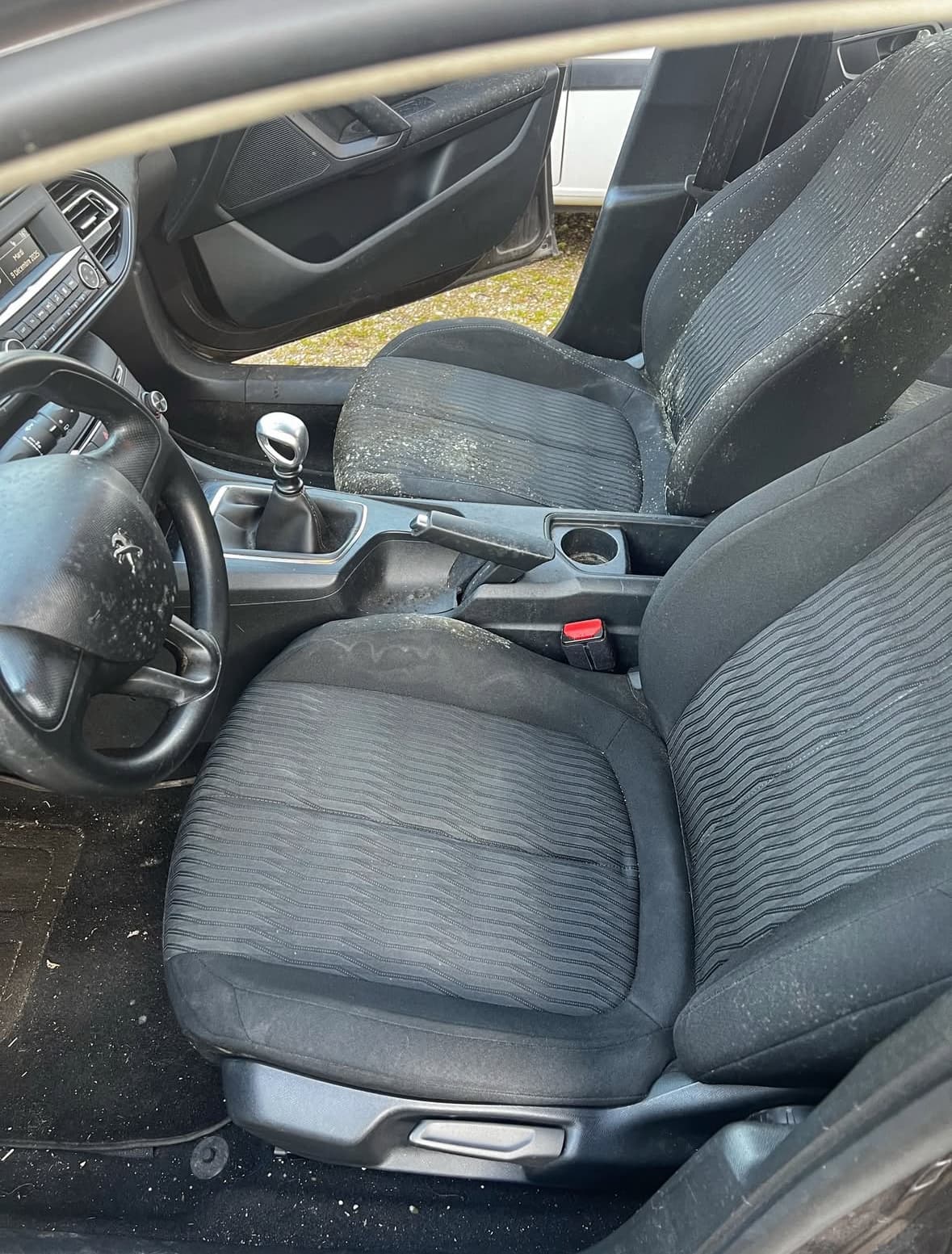 Nettoyage intérieur complet Peugeot 308 à Blagnac à Toulouse — Avant